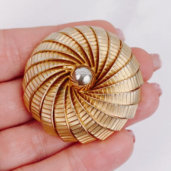 Vintage Mid Century Gold Tone Swirl Brooch Textured Layered Modernist Spiral Pin - Picture 3 of 16